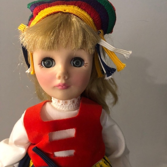 Effanbee Dolls From Countries - Picture 15 of 16